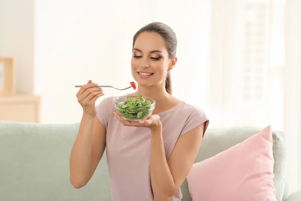 Junge Frau Isst Hause Frischen Gemüsesalat — Stockfoto
