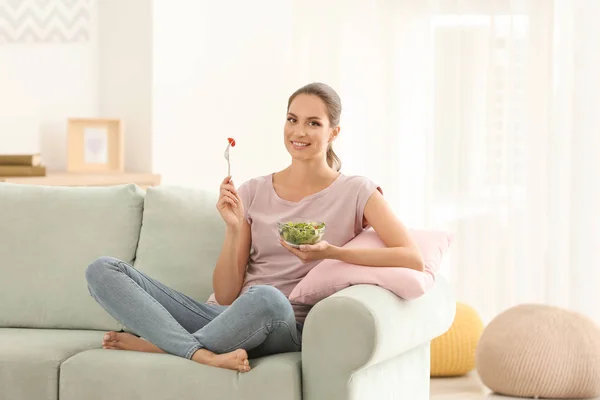 Young Woman Eating Fresh Vegetable Salad Home — Stock Photo, Image