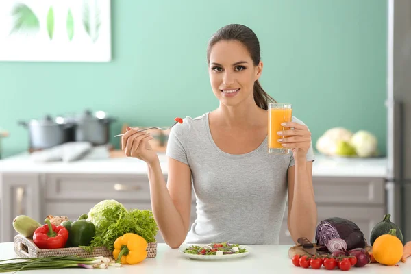 Taze Sebze Salatası Yeme Içme Suyu Mutfakta Genç Kadın — Stok fotoğraf