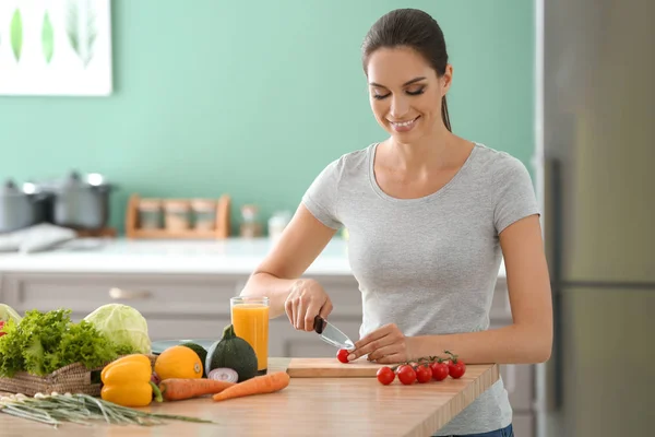 Young Woman Making Fresh Vegetable Salad Kitchen — Stock Photo, Image