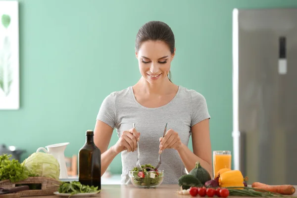 Jeune Femme Faisant Une Salade Légumes Frais Dans Cuisine — Photo