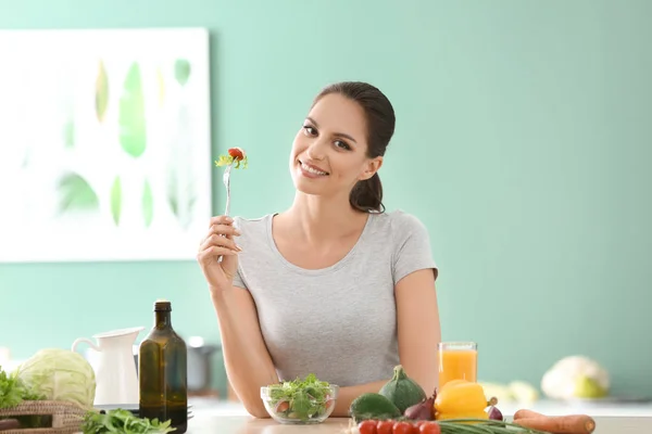 Jonge Vrouw Verse Fruit Salade Eten Keuken — Stockfoto