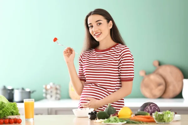 Jonge Zwangere Vrouw Verse Fruit Salade Eten Keuken — Stockfoto