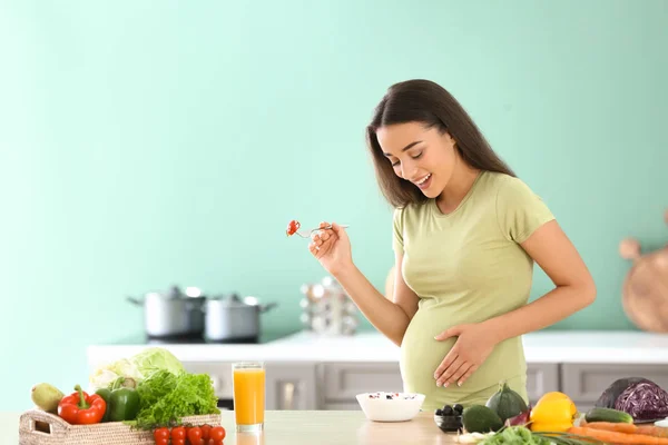 Jonge Zwangere Vrouw Verse Fruit Salade Eten Keuken — Stockfoto