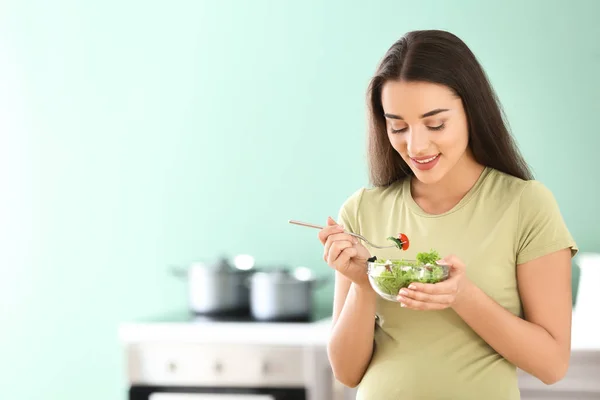 Mujer Embarazada Joven Comiendo Ensalada Verduras Frescas Cocina — Foto de Stock