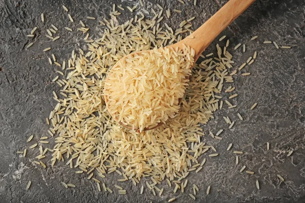 Holzlöffel Mit Rohem Braunen Reis Auf Dem Tisch Ansicht Von — Stockfoto