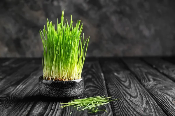 Pot Sprouted Wheat Grass Wooden Table — Stock Photo, Image