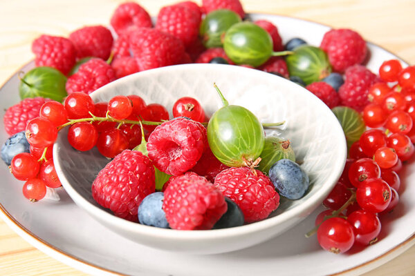 Тарелки с вкусными ягодами
