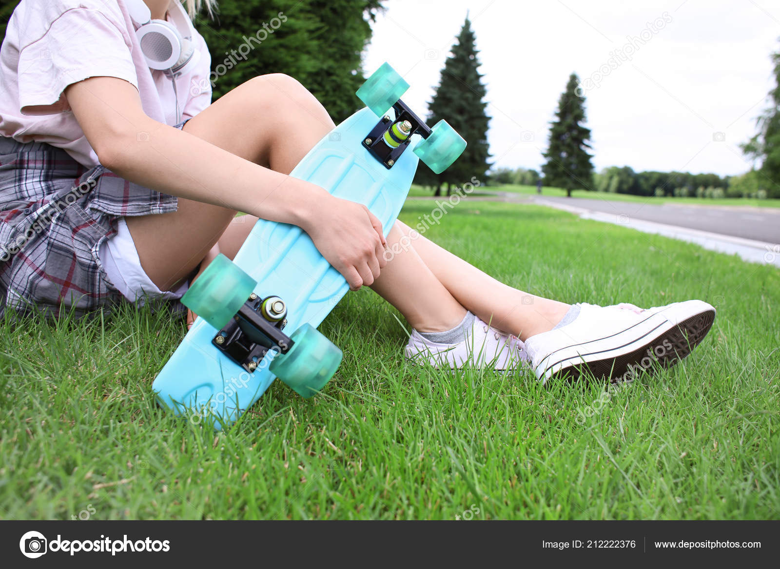 Hipster Madchen Mit Skateboard Ruht Auf Grunem Gras Park Stockfotografie Lizenzfreie Fotos C Serezniy 212222376 Depositphotos