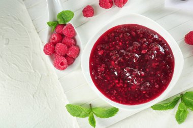 Beyaz masada lezzetli frambuaz reçeli ile kase