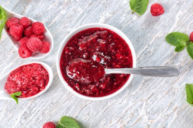 Ahşap masa üzerinde lezzetli frambuaz reçeli ile kompozisyon