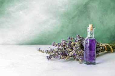 Şişe lavanta tablo ile uçucu yağ