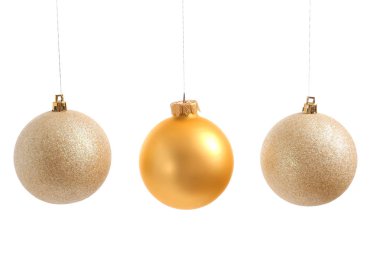 Beyaz arka planda noel topları