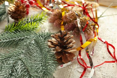 Köknar dalı koni ve Noel dekor ahşap arka plan, closeup ile