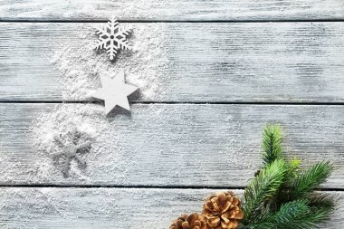 Ahşap arka plan üzerinde şenlikli dekor ve çam dalları ile Noel kompozisyon