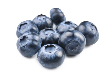 Beyaz arka plan üzerinde olgunlaşmış yaban mersini