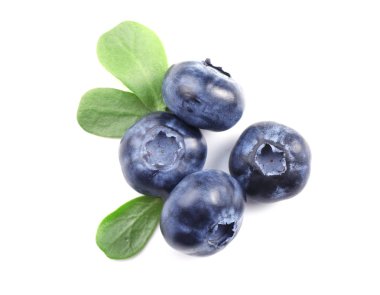 Beyaz arka plan üzerinde olgunlaşmış yaban mersini