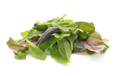 Beyaz arka plan üzerinde çeşitli taze salata yaprakları