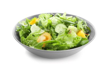 Beyaz arka plan üzerinde sağlıklı sebze salatası ile plaka
