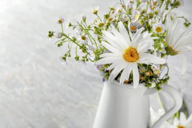 Işık arka plan üzerinde güzel papatya çiçekli vazo