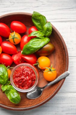 Domates salçası ve plaka, closeup üzerinde taze sebze ile jar