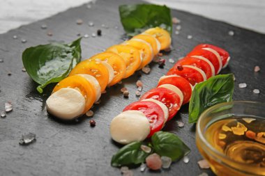 Taze dilimlenmiş domates ve mozzarella peyniri kayrak plaka, portre