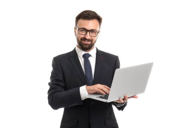 Beyaz arka plan üstünde laptop ile yakışıklı işadamı
