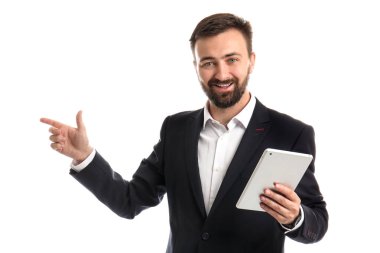 Beyaz arkaplanda tablet bilgisayarı olan yakışıklı bir iş adamı