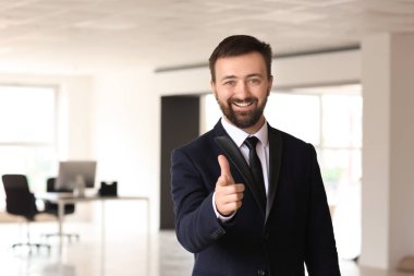 Modern ofis yakışıklı işadamı