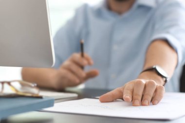 İşadamı ile çalışma office, closeup diyagramı