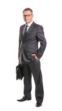 Beyaz arka plan üzerinde olgun iş adamı