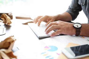 İşadamı ofiste bilgisayarla çalışıyor.