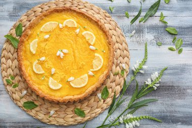 Ahşap masa üzerinde lezzetli limon pasta
