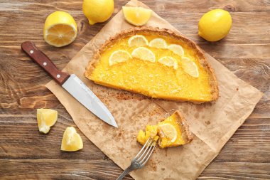 Ahşap masa üzerinde lezzetli limon pasta