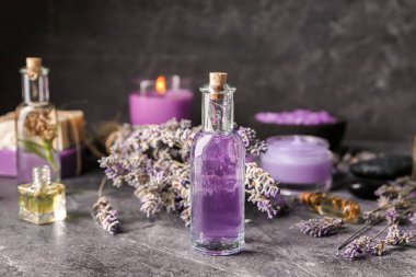 Şişe lavanta tablo ile uçucu yağ