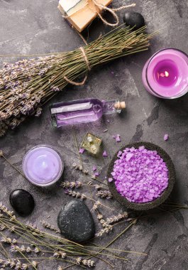 Kompozisyon ile kozmetik, lavanta ve deniz tuz gri arka plan üzerinde