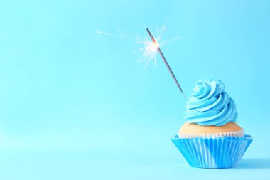 Lezzetli Doğum günü kek ile renk arka plan üzerinde maytap