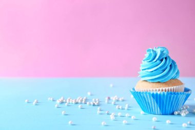 Lezzetli Doğum günü kek renk arka plan üzerinde