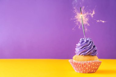 Lezzetli Doğum günü kek ile renk arka plan üzerinde maytap