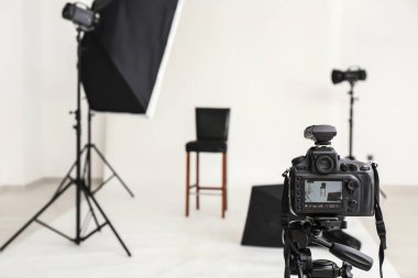 Profesyonel kamera tripod fotoğraf Studio üzerinde