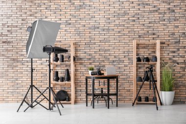 Profesyonel ekipmanlı modern fotoğraf stüdyosunun içi.