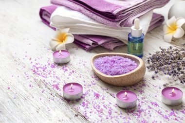 Ahşap arka plan üzerinde Lavanta ile Spa kompozisyon