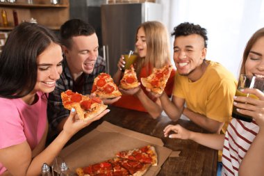 Gençler lezzetli pizza kapalı ile partide eğleniyor