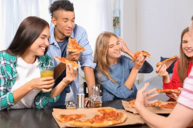 Gençler lezzetli pizza kapalı ile partide eğleniyor