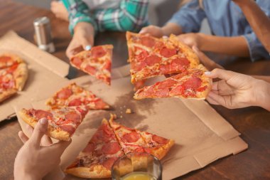 Gençler lezzetli pizza kapalı ile partide eğleniyor