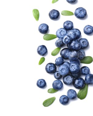 Beyaz arka plan üzerinde olgunlaşmış yaban mersini