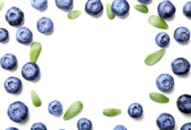 Beyaz arka plan üzerinde olgunlaşmış yaban mersini çerçeve yaptı