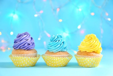 Lezzetli Doğum günü kek bulanık ışıklar karşı