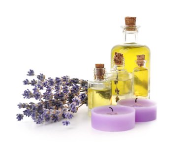 Mumlar, uçucu yağ ve beyaz arka plan üzerinde güzel lavanta Spa kompozisyonu