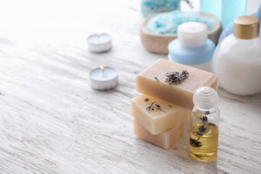 Sabun ve uçucu yağ spa ahşap masa üzerinde için lavanta ile